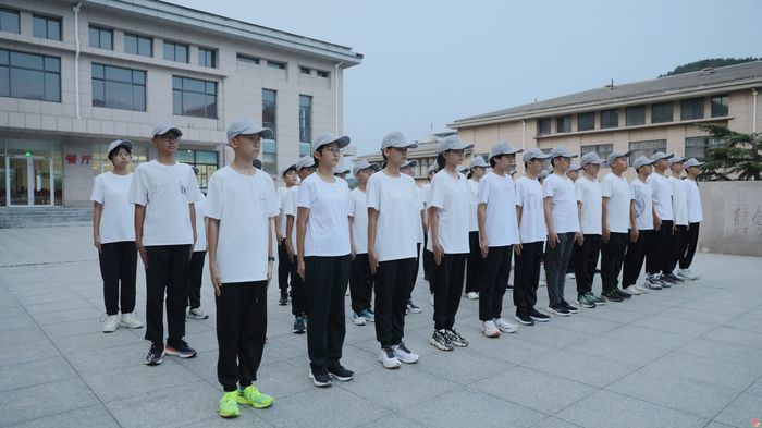 “爱我国防”军事体验活动第二期第二日纪实： 沙场砺兵锻铁骨 电磁战场练尖兵