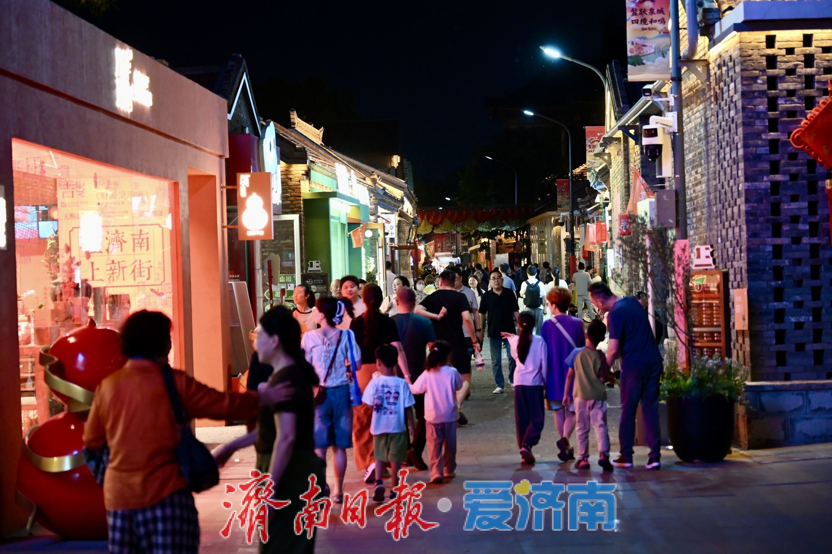 初夏上新街：人流如织，烟火满巷