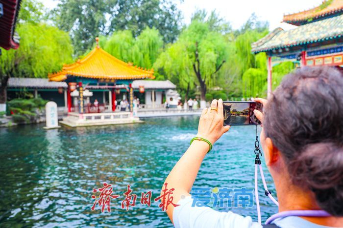 秋景如画引客来 趵突泉景区中秋假期客流平稳景致怡人