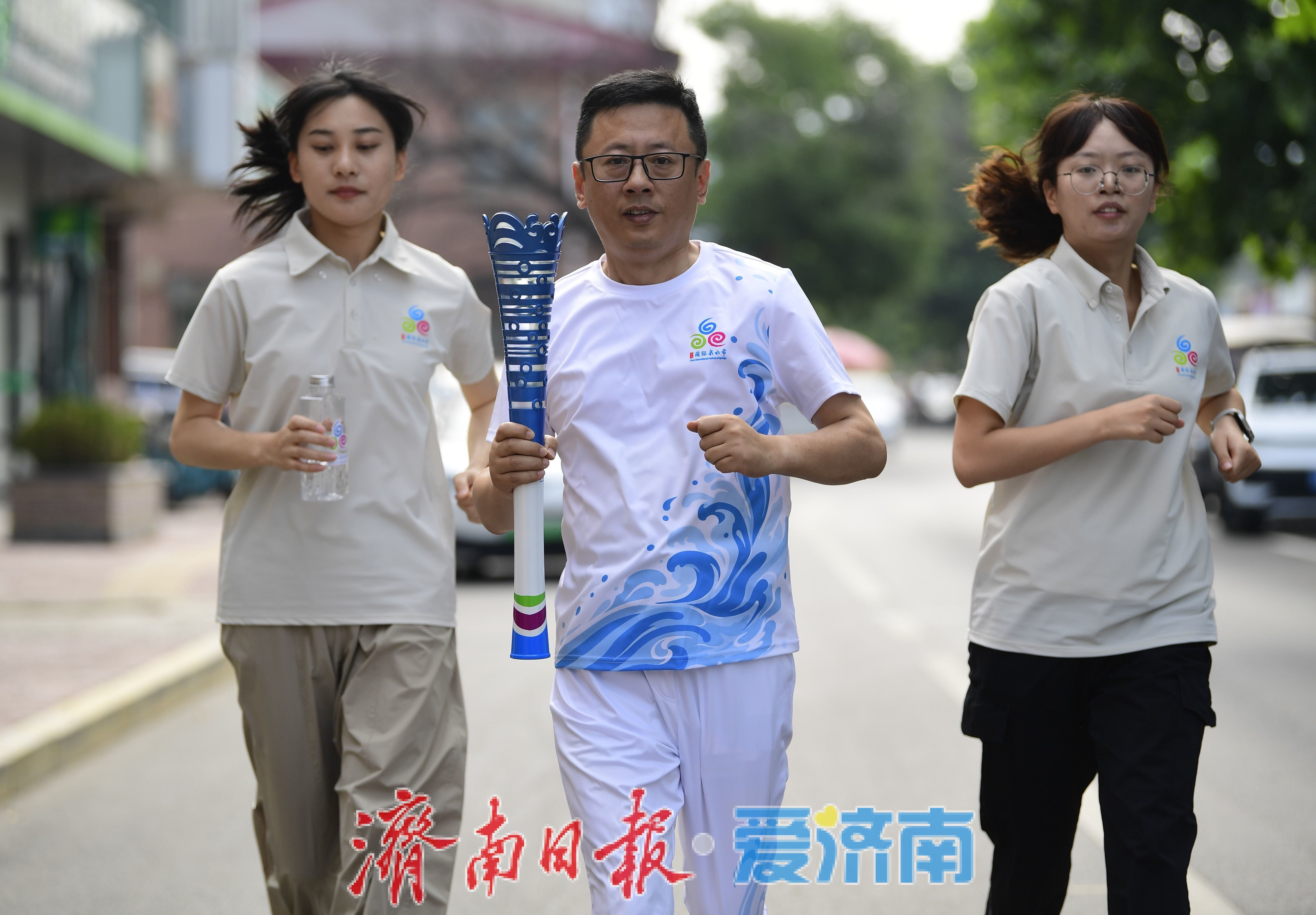 泉炬映南山 微光守泉源 听南部山区泉炬手讲述他们和泉水的故事