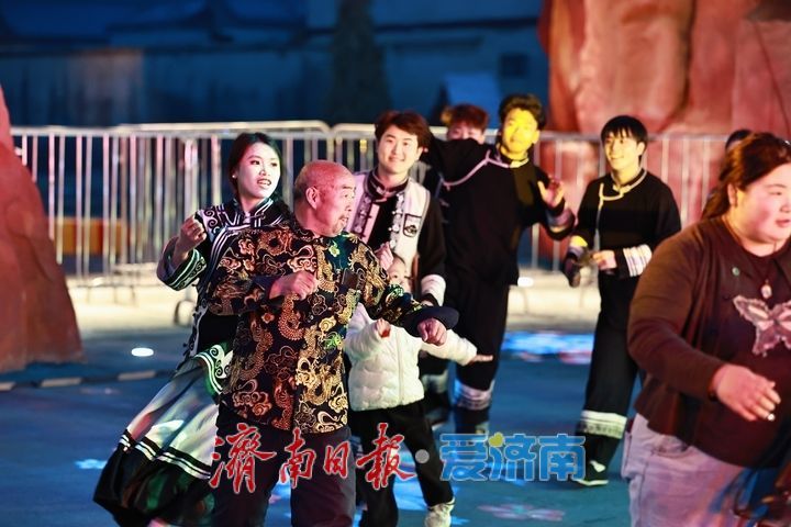 大河欢歌情满岸 市民同乐夜未央