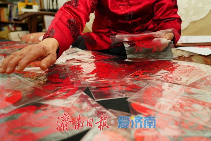 74岁手艺人匠心独运，创作260幅生肖蛇剪纸迎新春
