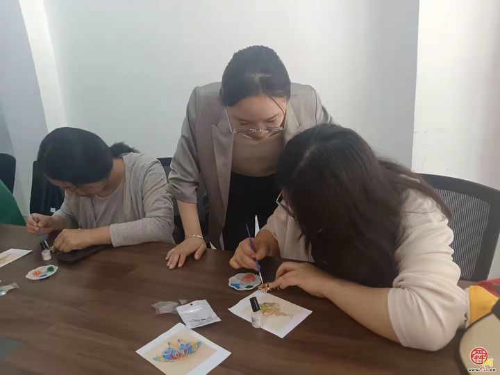 王舍人街道万象新天东区社区举办“夏日胸针定制沙龙”暨反诈宣传主题活动