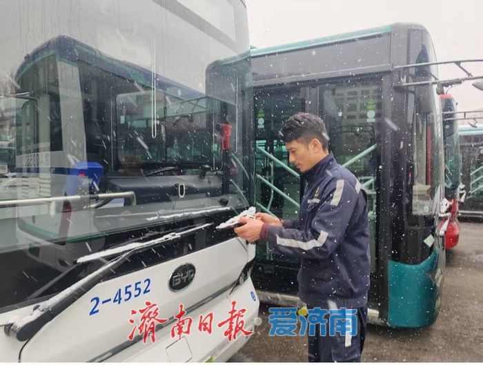 今冬初雪如约而至 济南公交全力护航市民出行路