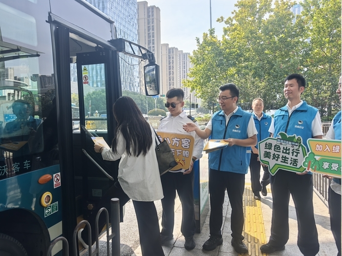 济南公交K156路首推“首站迎立式服务”，全天候守护双节出行​