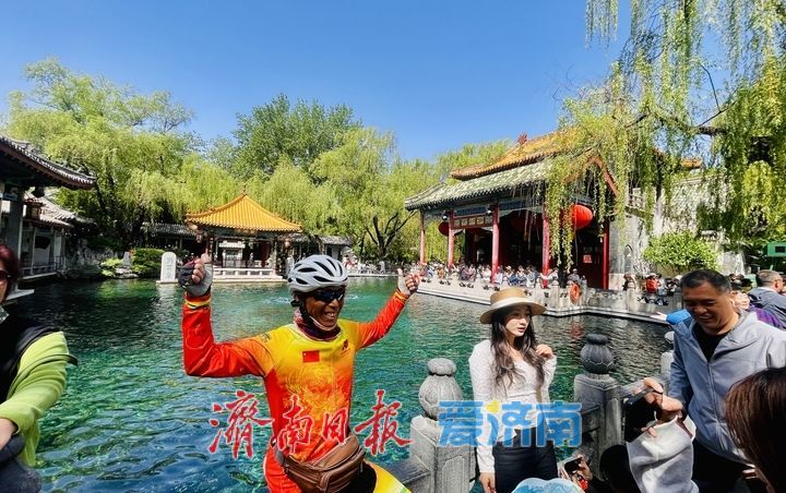 一年四季 泉在济南丨谷雨时节春将尽 趵突泉畔客流涌