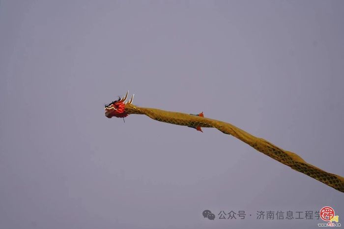 打卡济南信息工程学校开学季：龙形无人机护航，机器狗送上新春祝福