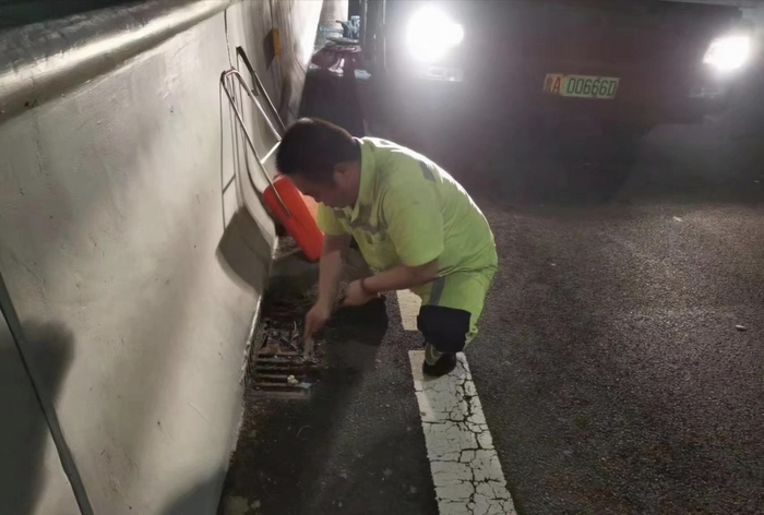 雨前清堵+雨后“搓澡”，济南高架路“天气响应式”保洁