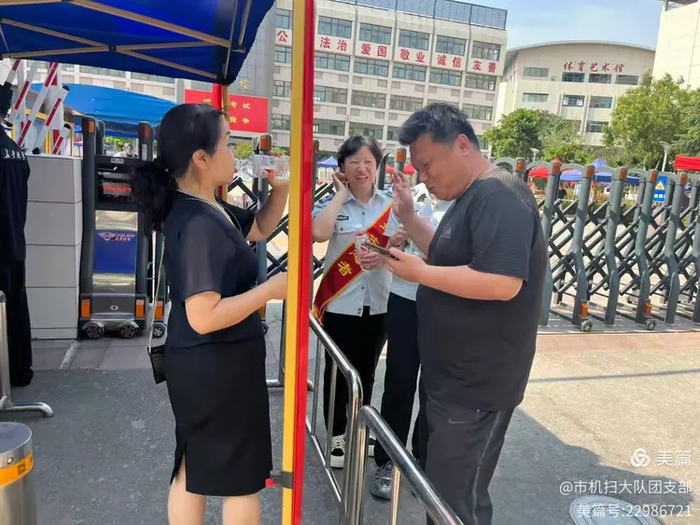 启动“顺心+静心+暖心”助考站，为莘莘学子执笔逐梦护航