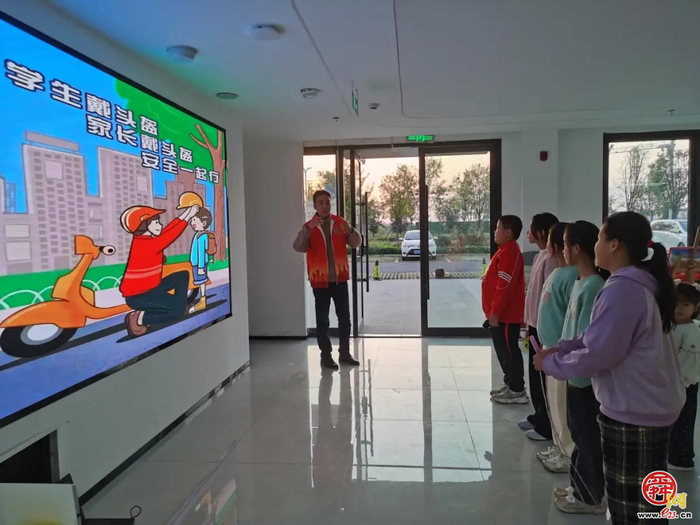 “一老一小”同守护 交通安全宣传有温度