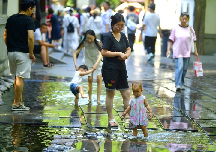 高温来袭，济南市民泉畔觅清凉