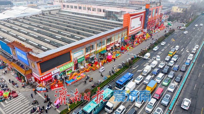 济南街头年味未散 中恒商城西侧花灯依旧亮眼