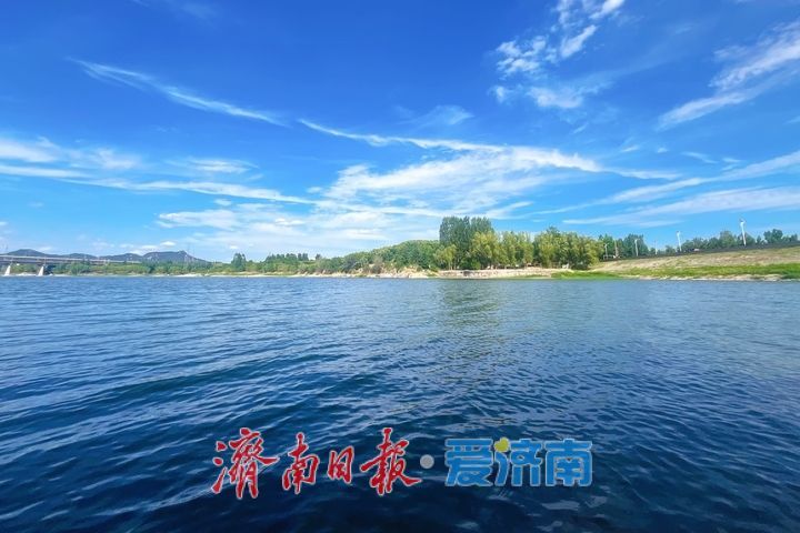 蓝天碧水皆诗意 夏日山河尽画卷