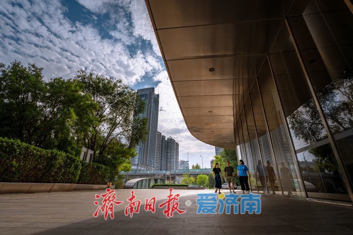 蓝天白云映衬，济南建筑尽显雄伟风姿