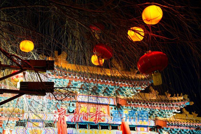 红灯笼缀满明湖岸 泉城夜色年味浓