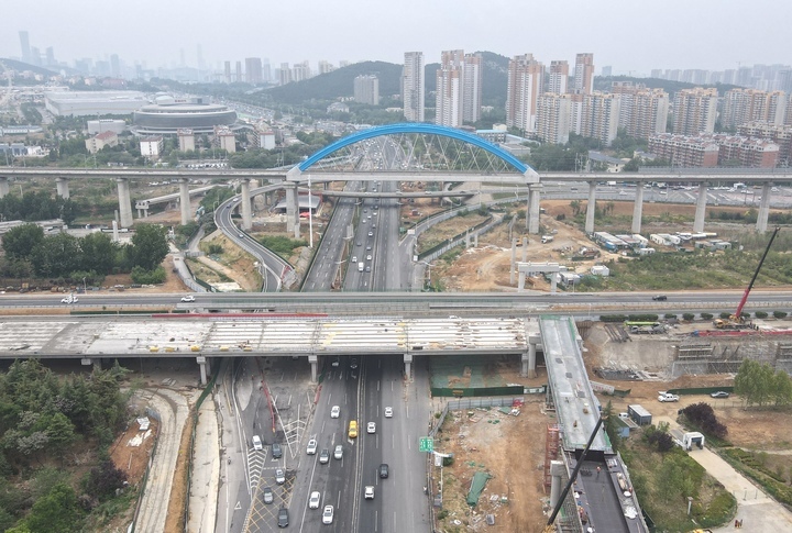 济南绕城高速小许家至港沟段改扩建部分成功上跨经十路