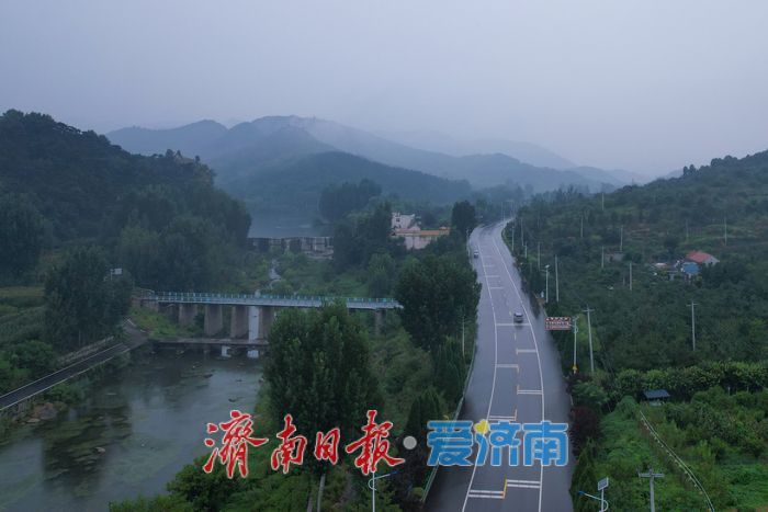 秋雨漫雪野 青山入画来