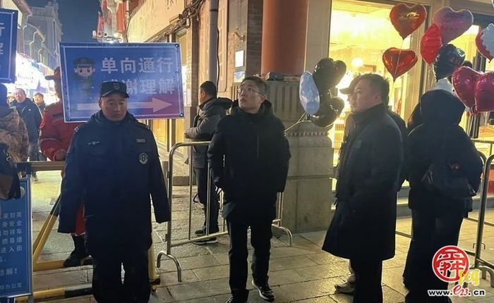 泉城路上，跨年夜的“守护者”们以坚守姿态迎接新年曙光