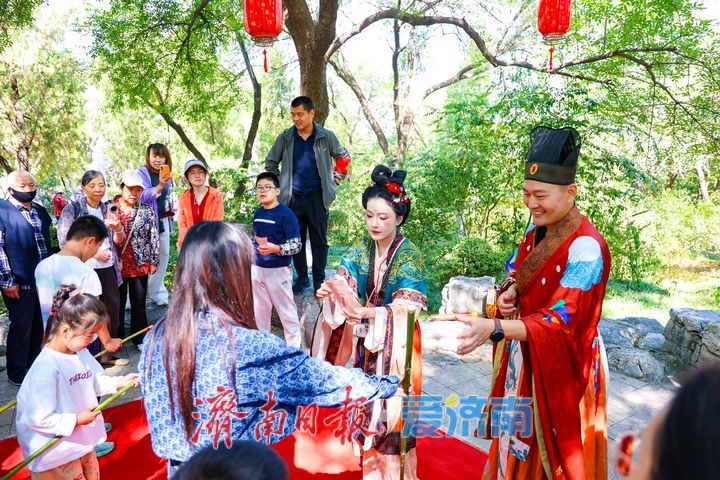 登高贺华诞 千佛山游园会点燃泉城假期热情