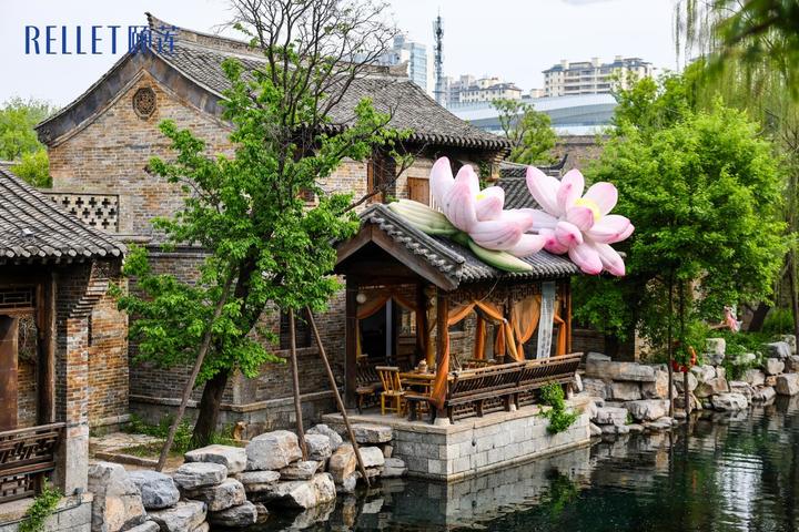济南的“蓝”：一座城市的文化底色与东方审美