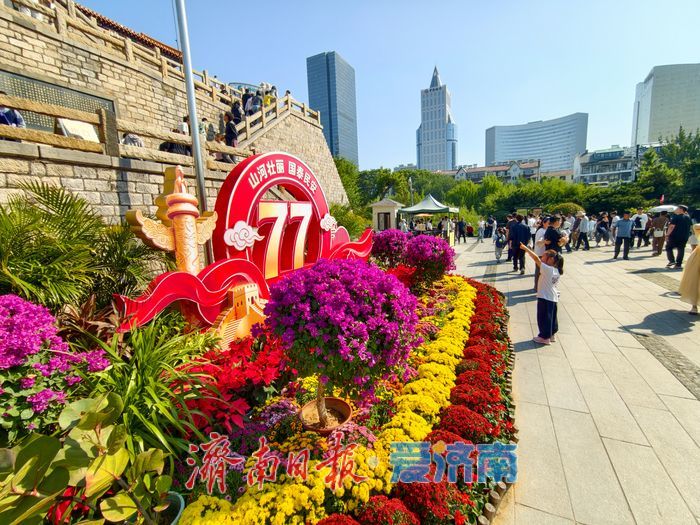 泉城红色地标 国庆氛围感拉满