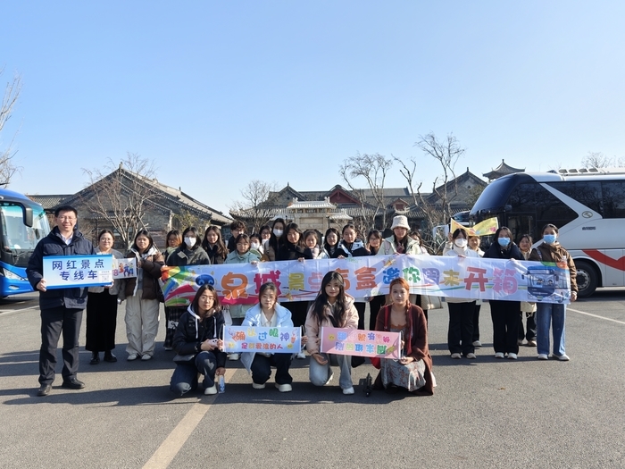 济南公交开通网红景点专线车，精准服务学生出行