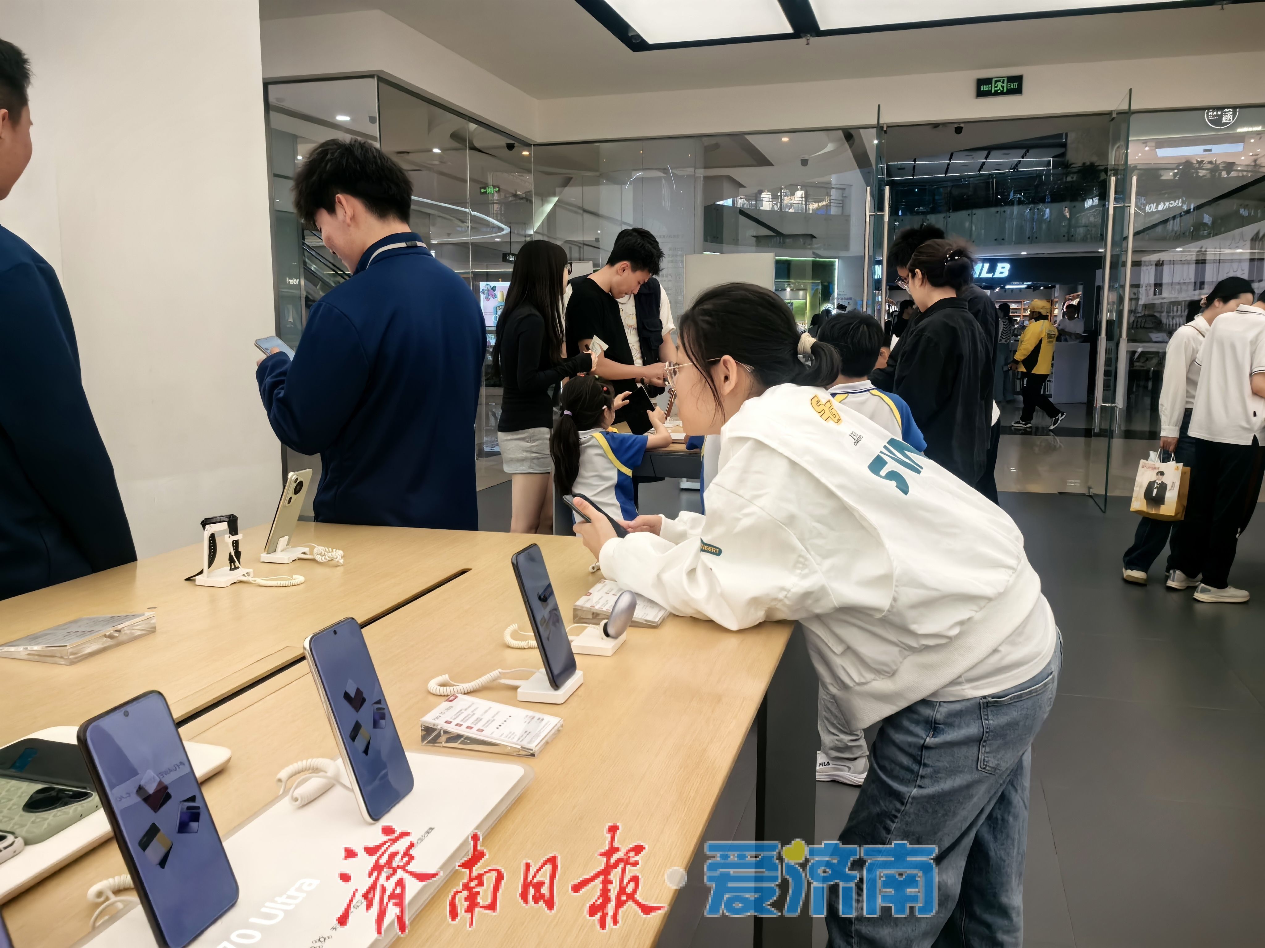 逛逛逛，买买买！ “五一”假期首日消费热力值拉满 烟火气与文化味齐飞