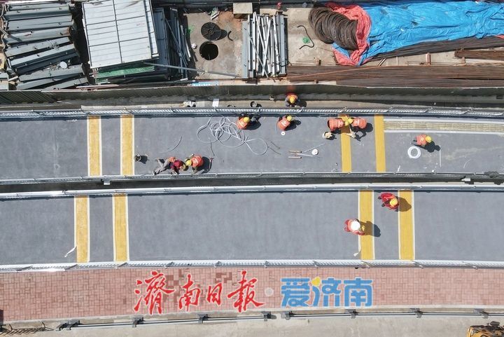 “U”形长步梯搭配直梯，二环南路新建过街天桥亮相