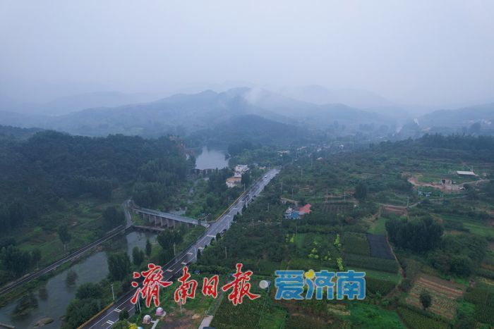 秋雨漫雪野 青山入画来