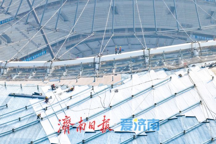 济南黄河体育中心专业足球场轮辐式索桁架吊装完成