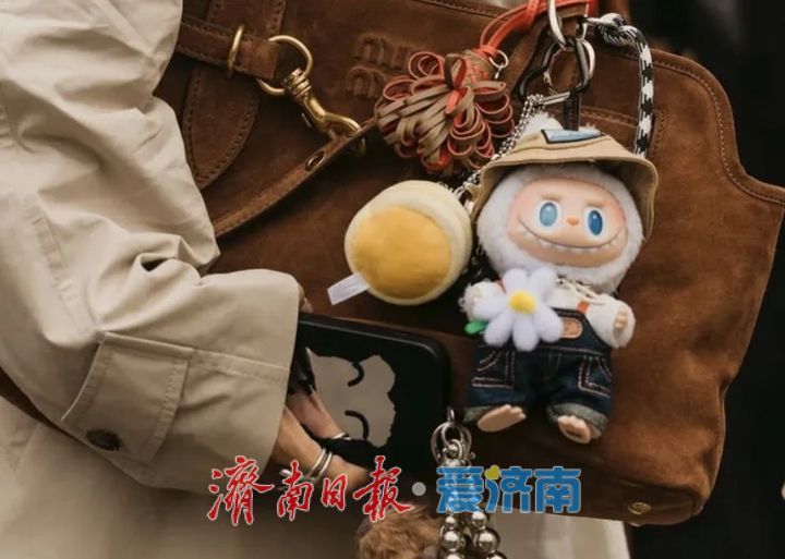 趵眼丨从关注“物”的增长，到关注“人”的感受，“情绪消费”何以成为多地两会热词？