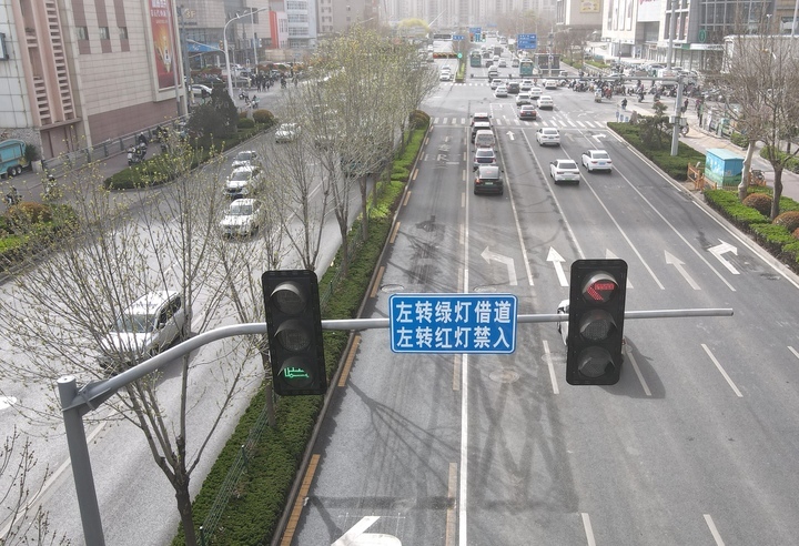 济南市启用首条内嵌式左转车道 经七纬十二路口左转车辆通行能力大幅提升