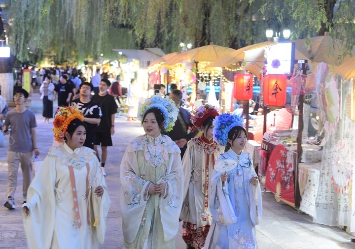 华灯初上，百花洲历史文化街区扮靓老城