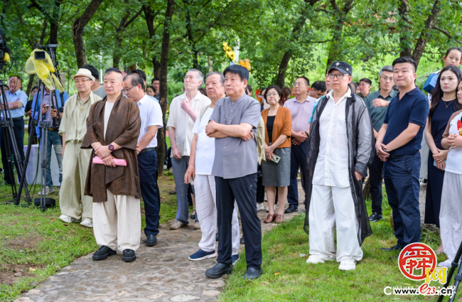 山青峻悦陶艺馆开馆暨“跨界·中外名家艺术联展”昨日在济南南部山区启幕