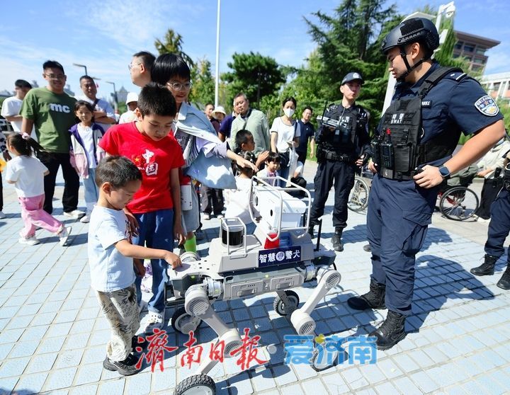 济南特巡警开展国庆巡防，“数智警犬”科技感满满