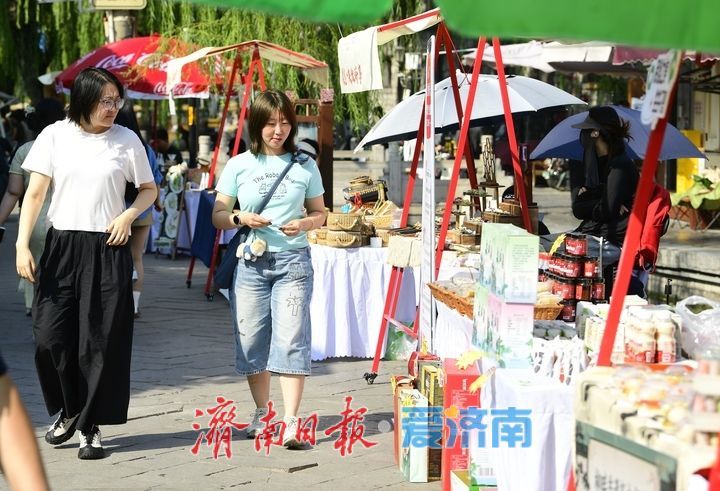 双节临近，泉城节日氛围渐浓