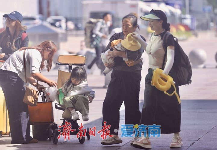 国庆假期尾声，济南火车站广场归客如织