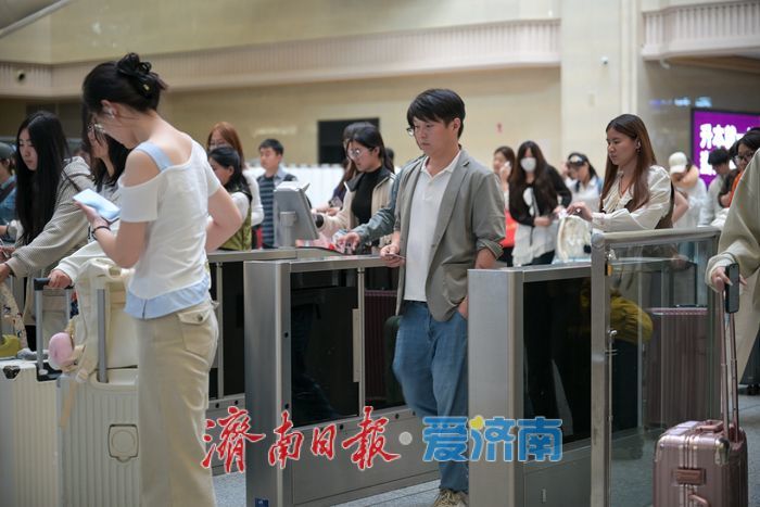 五一假期落幕 济南站迎客流高峰