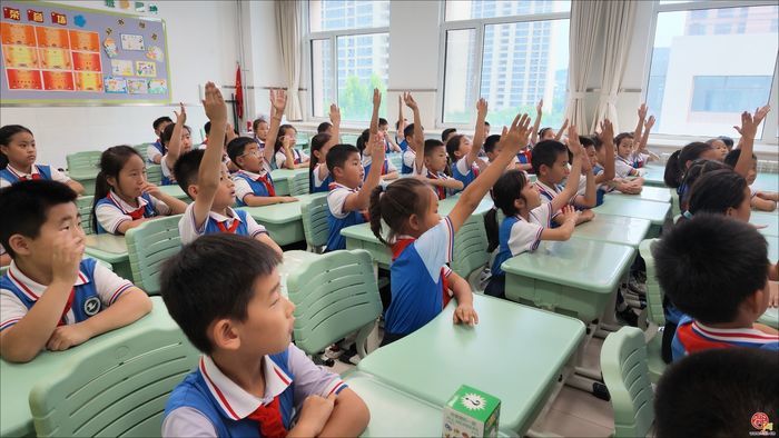 泉民植树·秋韵养护 2026年济南市全民义务植树走进唐冶中学小学部