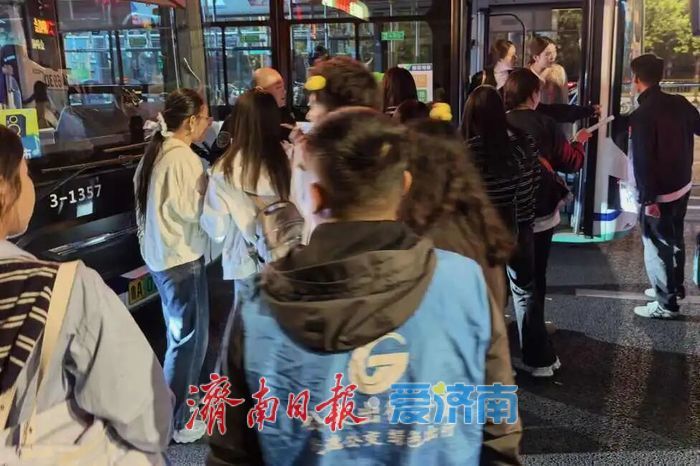 10月23日，济南公交专线与你相约青春之城演唱会