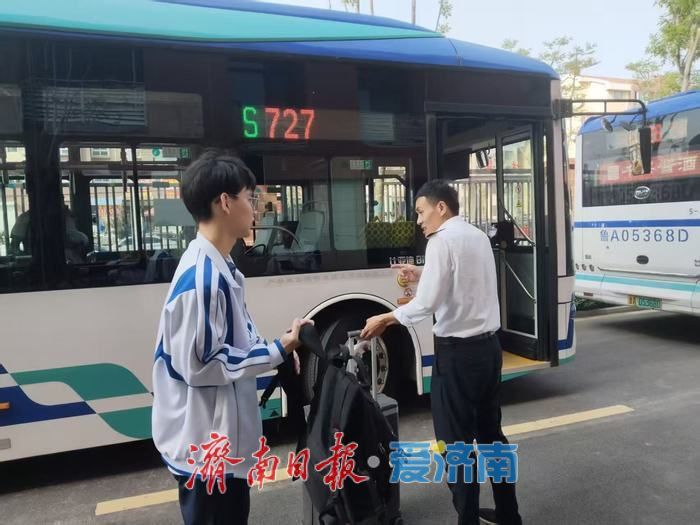 破解学生上学出行难题 定制公交“暖心”守护学子求学路