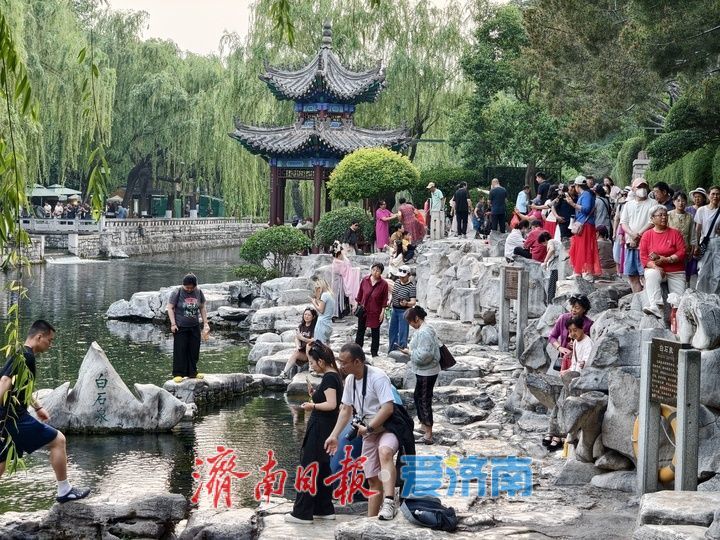 护城河畔觅清凉