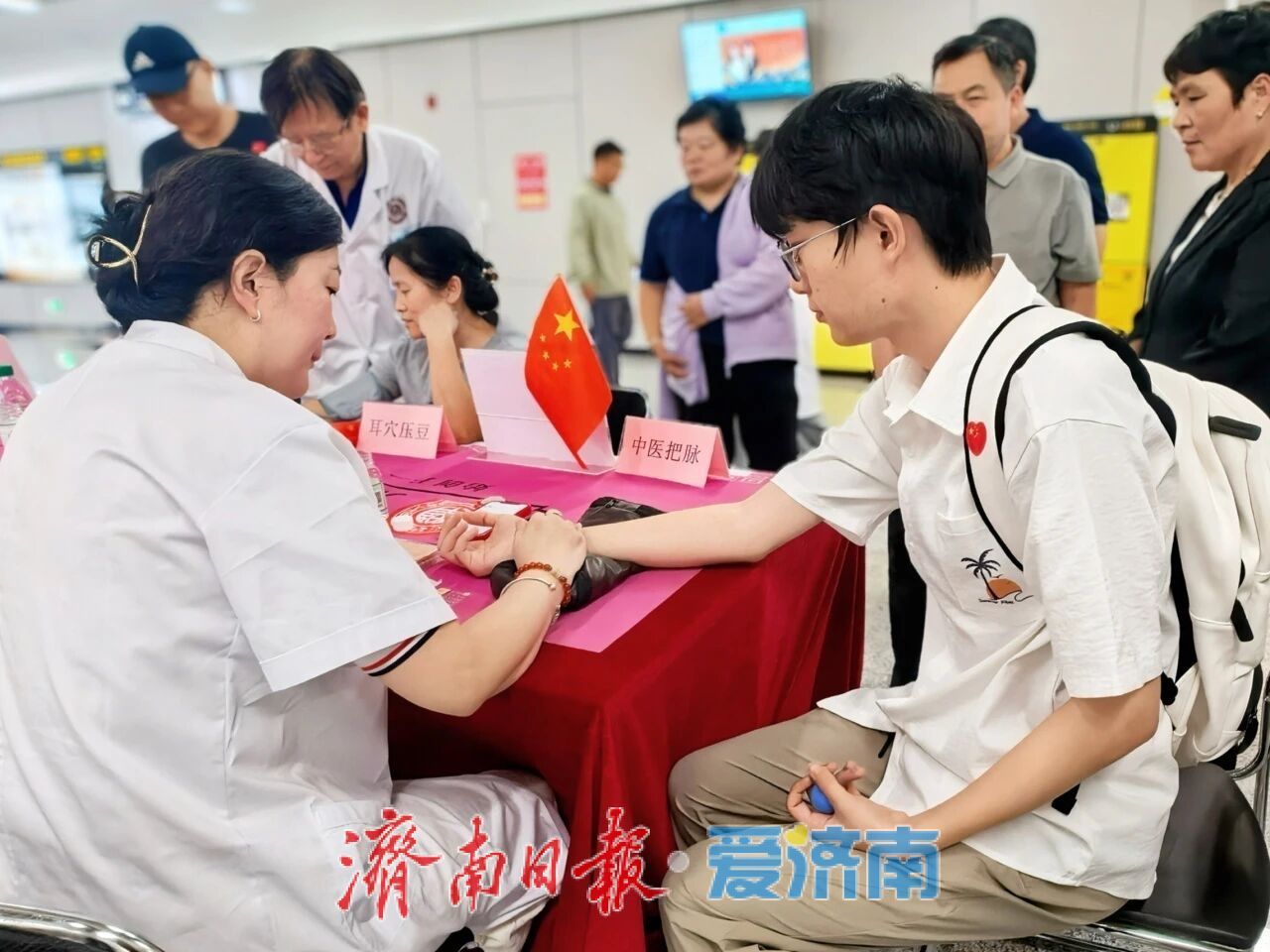 专家坐诊，济南地铁站变身“中医生活馆”