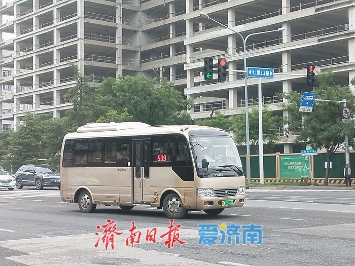 从“绿色先锋”到“幸福快车” 济南首条纯电公交线路已陪伴市民走过10年时光