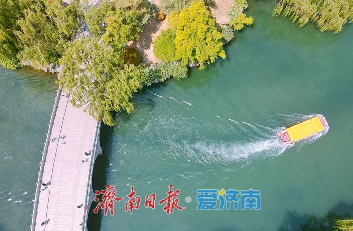 暮春时节明湖畔，巧云相伴入画来