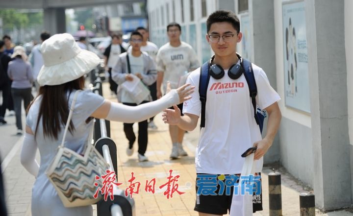 高考第二天，送考老师与考生击掌，传递力量