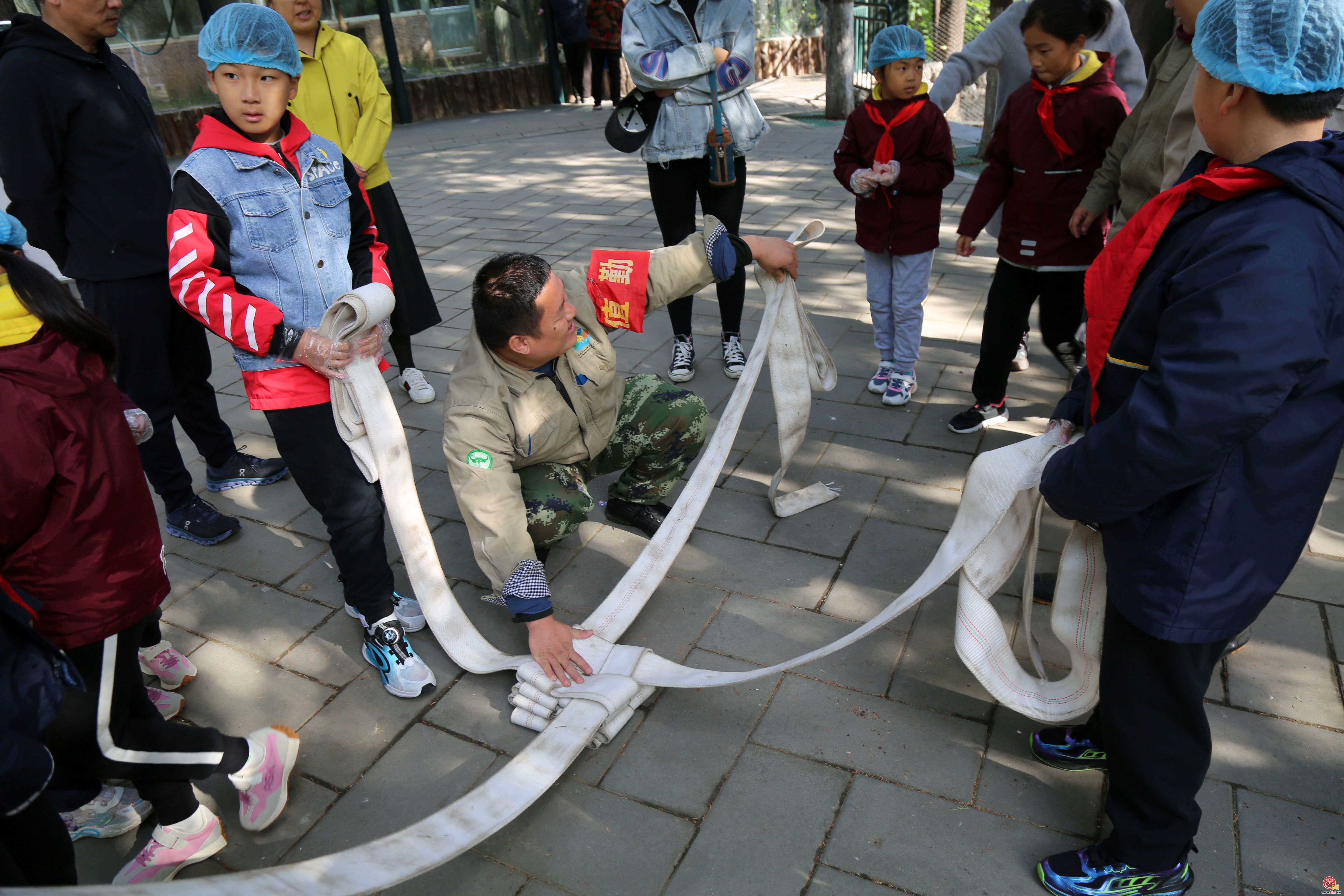 济南动物园：为长臂猿丰容，与孩子们共迎国际长臂猿日