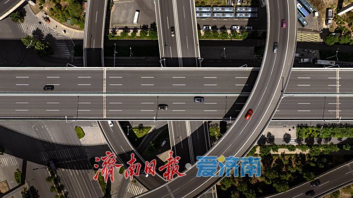 凤凰山立交桥：蓝天下的立体交通绿廊