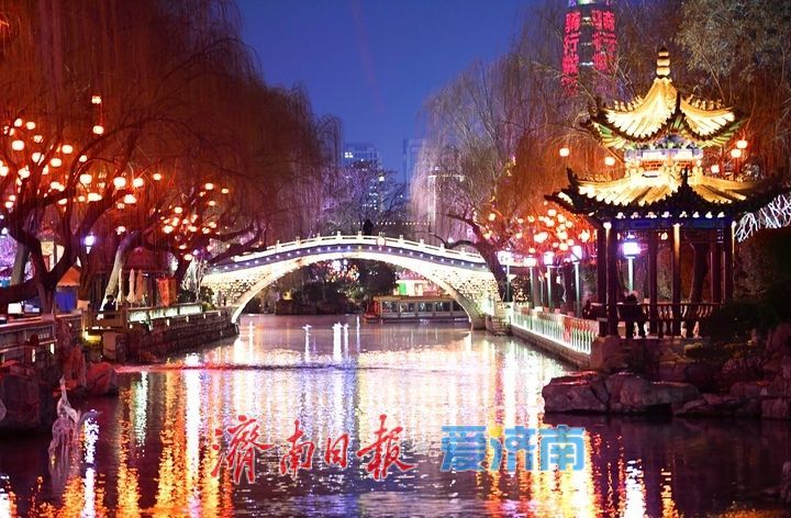 一年四季 泉在济南丨护城河畔灯火璀璨，浓浓年味扑面而来