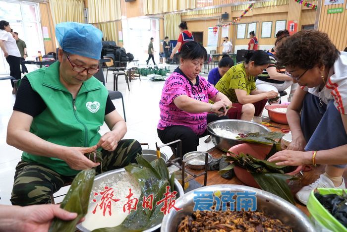 端午粽香暖邻里 社区爱心粽送百位老人
